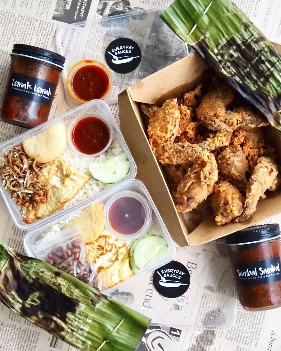 Li Tian の雑貨屋さんのインスタグラム写真 - (Li Tian の雑貨屋Instagram)「Weekend shiok feast in the comforts of home with @everydaysauces nasi lemak and har cheong chicken wings 😋🌶 The folks nailed it with the fragrant coconut rice and the homemade sambal chilli sauce, which made this worth every indulgence.   The har cheong chicken wings blew me away with the super crispy exterior, and so much of that crispy batter that you can find shatters and crumbs of it which are dropped off from the wings themselves. They even go to the extent of creating two types of sambal chilli, one for the rice and one for the wings “Lemak Lemak which distinguishes itself with hints of sourishness thanks to the use of Assam   Scroll to the last pic for the full menu and hop over to @everydaysauces to order   • • • #sgeats #singapore #local #best #delicious #food #igsg #sgig #exploresingapore #eat #sgfoodies #gourmet #yummy #yum #sgfood #foodsg #burpple #beautifulcuisines #bonappetit #instagood  #eatlocal #stayhomesg #savefnbsg #dabaosg #sgfooddelivery #homemade #musttry #nasilemak#chicken#shiok」8月30日 15時27分 - dairyandcream