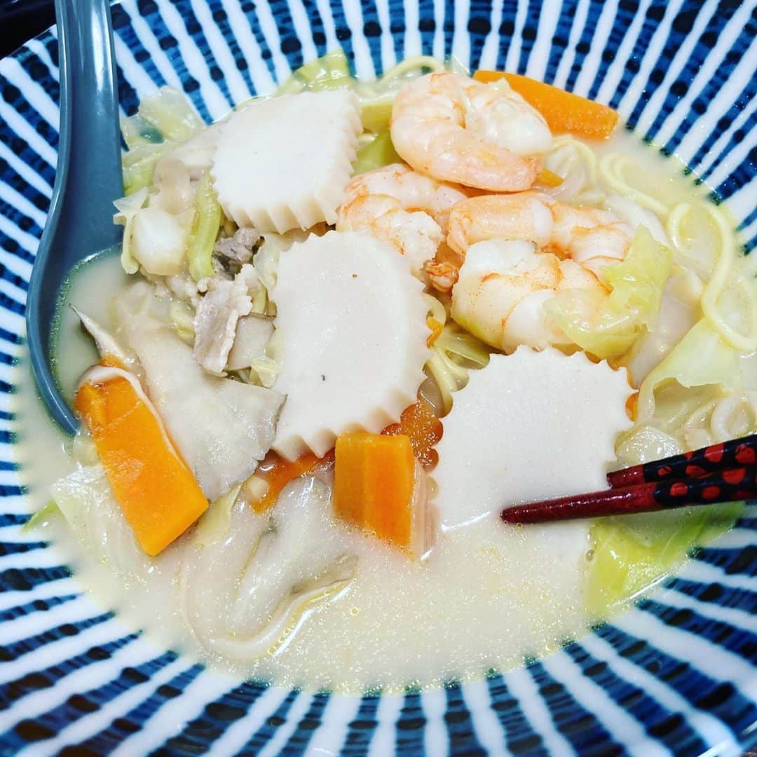 久保ミツロウのインスタグラム：「ちゃんぽん、一度で大量に作って疲れた時に小分けで食べてた。 マルタイの長崎アゴだし醤油ラーメン、初めて食べたけどもちろん馴染み深いアゴだしスープでめちゃくちゃ美味しかった。 しかし長崎県民を煽ってるかのような注釈文と長崎県を特に強調しない九州のシルエットに、高度なメッセージ性を感じました。」
