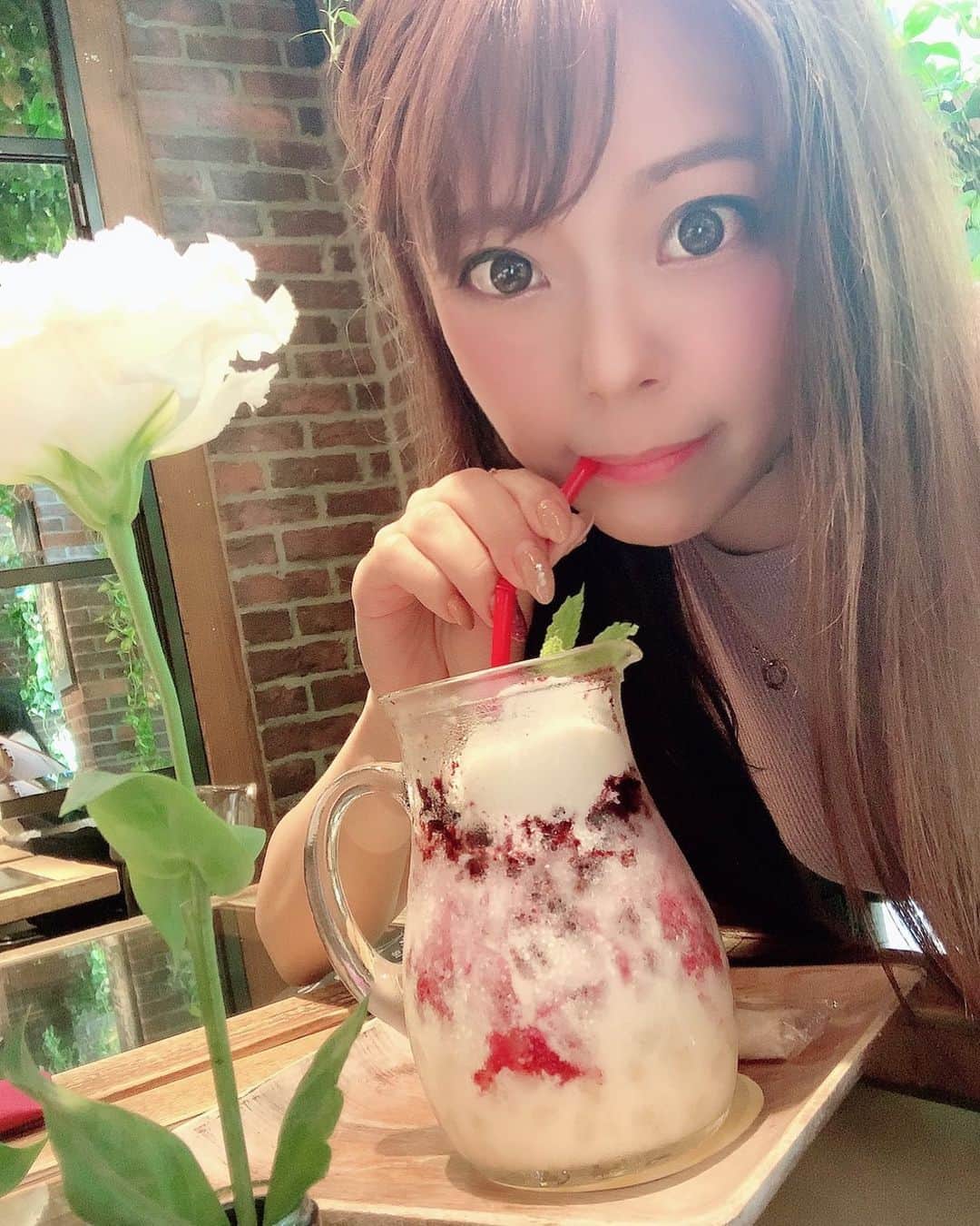 のインスタグラム：「お花とはせめぐ第二弾🤩🤩 . #青山フラワーマーケットカフェ  #cafe」