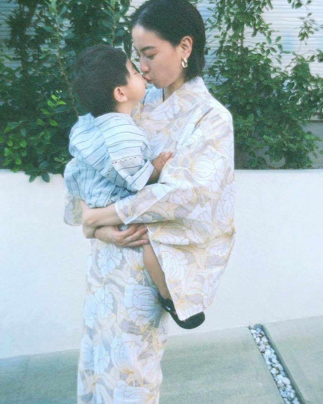 ソンイのインスタグラム：「まま、ちゅー🌻 意思疎通や真似っこや理解力が増し、毎日のコミュニケーションが本当に楽しくて可愛くて愛おしい🥺💕 #1歳5ヶ月 #男の子ベビー」