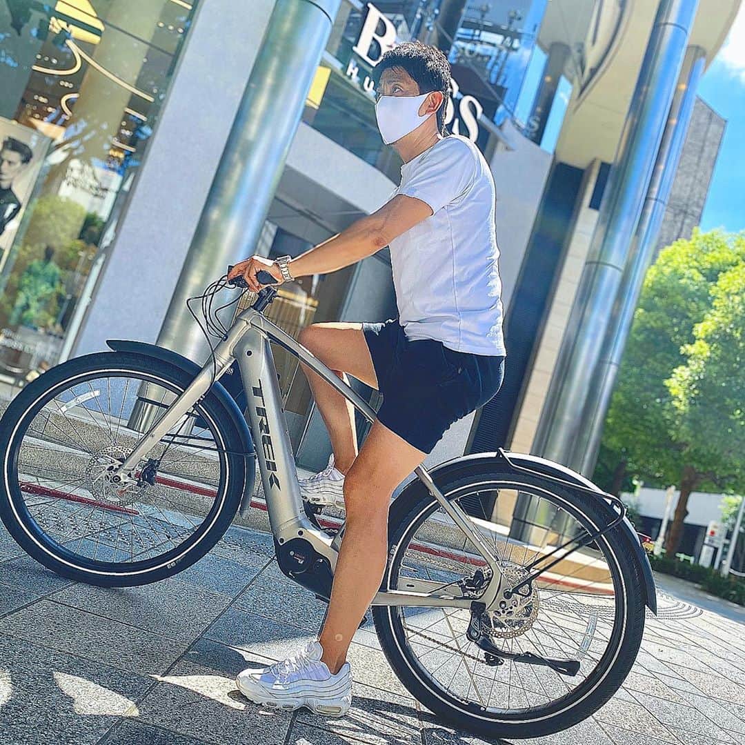 百瀬俊介のインスタグラム：「@trekbikes 乗り心地快適な電動アシスト自転車です🚲 ギアはShimano10速ドライブトレイン、お陰で急な坂も楽ちんにスイスイ登ります！ デザインは存在感あるのにシンプル&見た目もオシャレ✨ 最速24km出る優れモノ👍 乗る人の身長で自転車のサイズも選べるところがいいですね！ コロナ感染対策にもオススメの一台です😎 #trekbikes #GoByBike #allant+8」