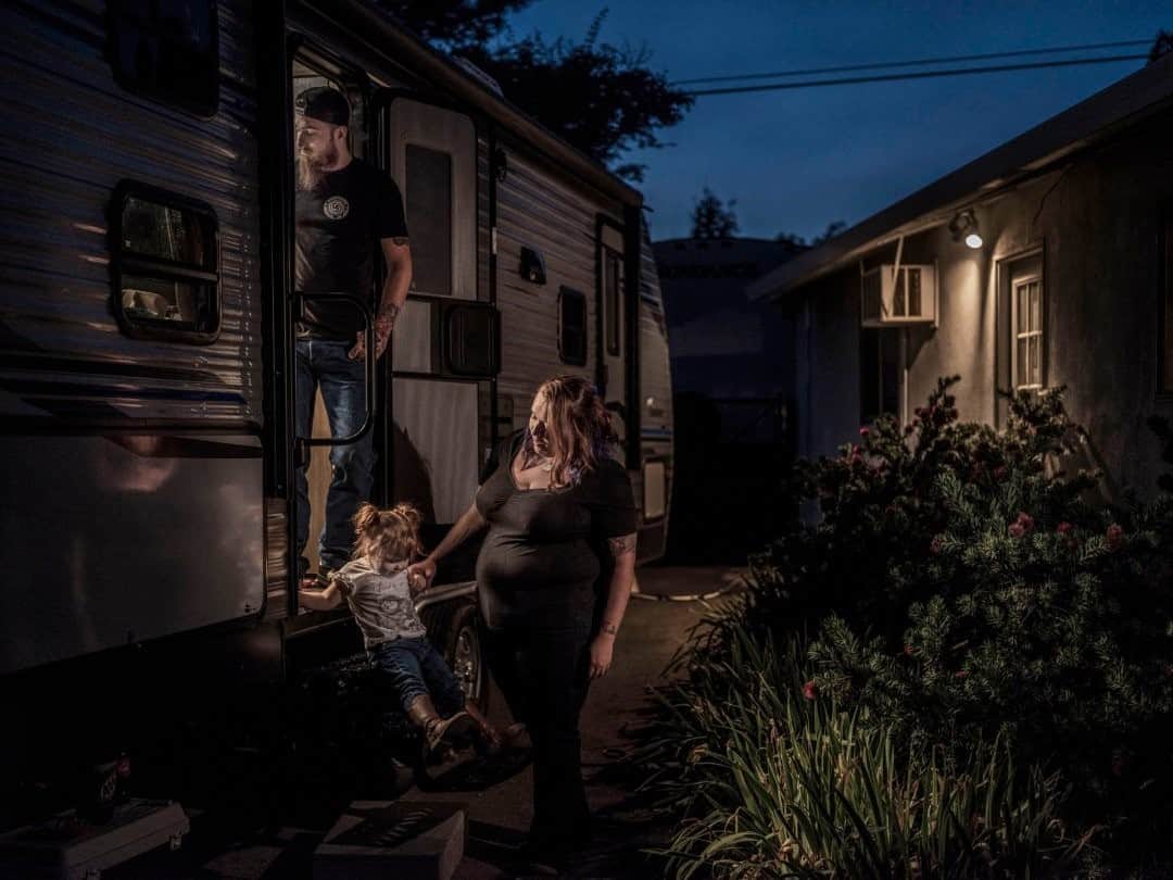 のインスタグラム：「Photo by @pete_k_muller “You can’t describe [the feeling] as loss, or homesickness or depression because none of those really cover it all,” Kayla Cox explains from the steps of her mobile home. She’s lived here with her husband, Justin, and daughter, Amberly, since wildfire destroyed her hometown of Paradise, California, at the end of 2018. “The feeling is like a recipe,” she continues. “You can list all the ingredients but you can’t name what all those ingredients make. That’s one of the hardest parts.” The Cox's are featured in @rebuildingparadisefilm, an incredible new @natgeodocs film by @realronhoward. It tells the inspiring story of the residents of Paradise as they seek to rebuild their community in the wake fires that threatened to destroy it all.  Check out Nat Geo's link in bio for more on this story.」