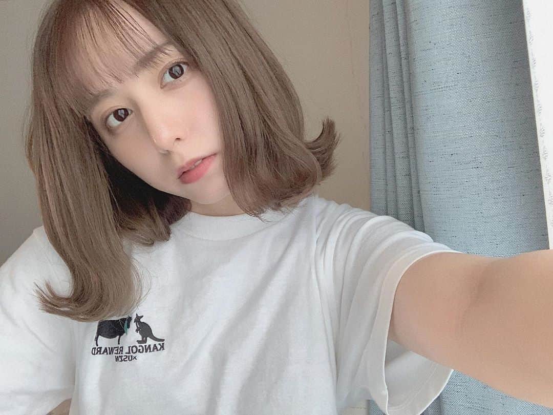 前田美里のインスタグラム：「にちようび。🐮 . . #日曜日 #牛沢 #牛沢tシャツ #カンゴール #kangol  #おうち時間 #stayhome #ノスタルジック #女子力 #自撮り  #film #film_jp #photo #summer #selfie #ファインダー越しの私の世界 #写真好きな人と繋がりたい #ヲタク #欅坂46 #日向坂46 #フォロワー募集中 #costume #japanesegirl #follow #followme #좋아요 #팔로우미 #팔로미 #오오티디」