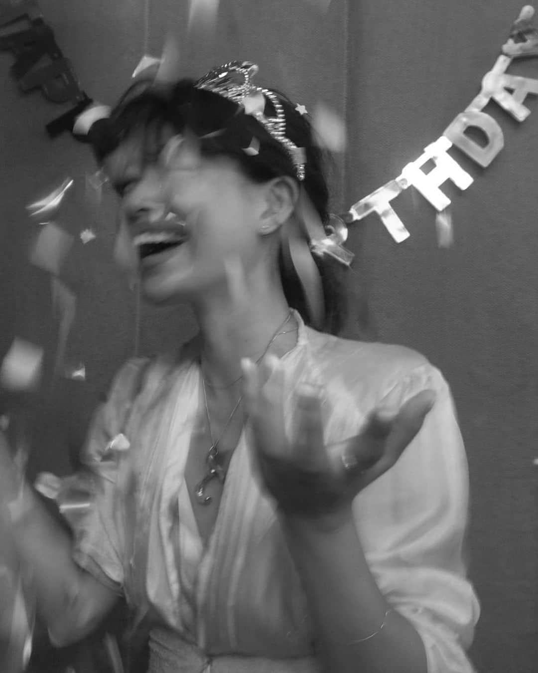 JUNNAのインスタグラム：「38歳になりました。  お誕生日はいつも応援してくださる皆様  支えてくれる仲間、家族の事を考える時間。  当たり前では無い"今"に感謝して。  物づくりに携わる人間としての責任や これからのこと。  自分で選択して描いてゆく未来。  今年はもう一歩踏み込んで💪歩き出します！  JUNNA.  #お誕生日 #ありがとう #8月生まれ」