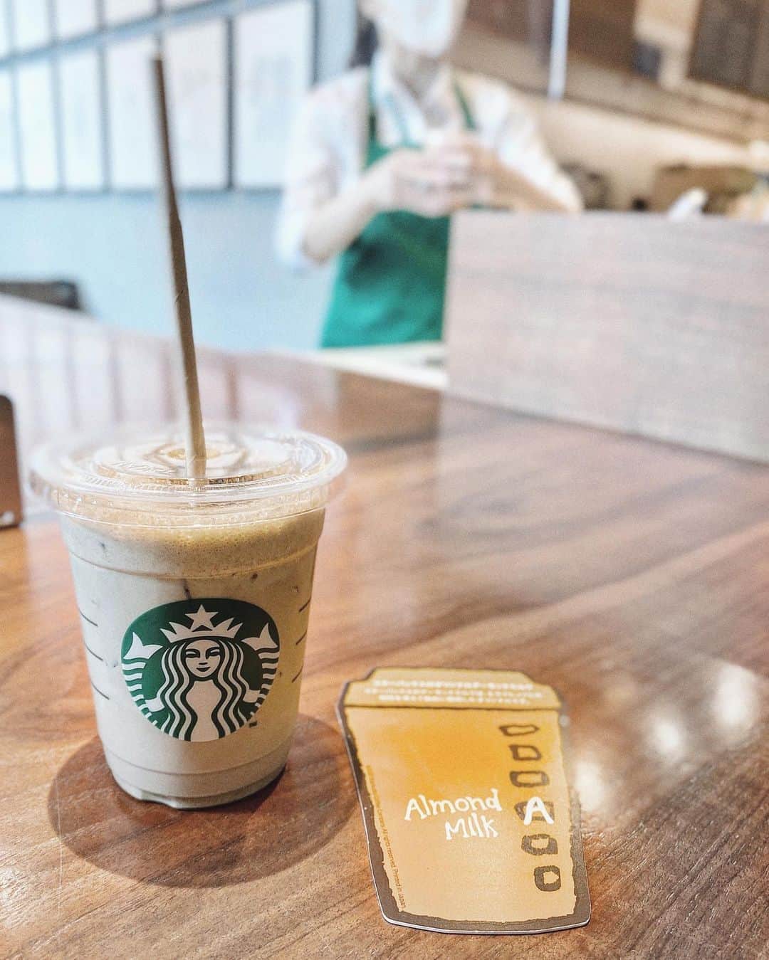 のインスタグラム：「ほうじ茶ティーラテのシェイク💗﻿ ﻿ アーモンドミルクに変更、シロップ少なめ。﻿ ほうじ茶ティーラテが好きな方、﻿ 暑い時におすすめー！！﻿ ﻿ #starbuckscoffee」