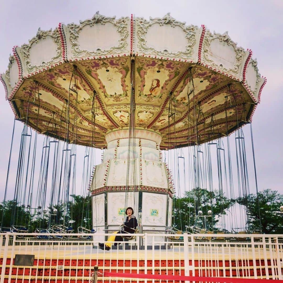 松浦志穂のインスタグラム：「7月頭頃にとしまえん🎠貸し切りでウェーブスインガーに乗れました。レトロな世界が堪らなく良かったな😢✨8年前くらいに伊藤軍団で来たよなぁあれがラストにならずもう一度行けて良かったな🤪 ・ #としまえん #ウェーブスインガー 好きなんだ #絶叫無理なのになんでこれ乗れるんだと言われます」