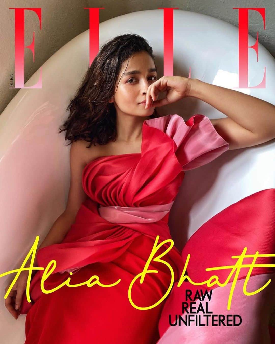 アリア・バットのインスタグラム：「Two sisters. One cover ☀️  Photographer: @shaheenb Styling: @samar.rajput05 Assisted by: @rupangigrover (styling) Cover design: @pinkyakola Words: @shaheenb PR Agency : @hypenq_pr  H&M - Me 🙂 Cover: @elleindia」