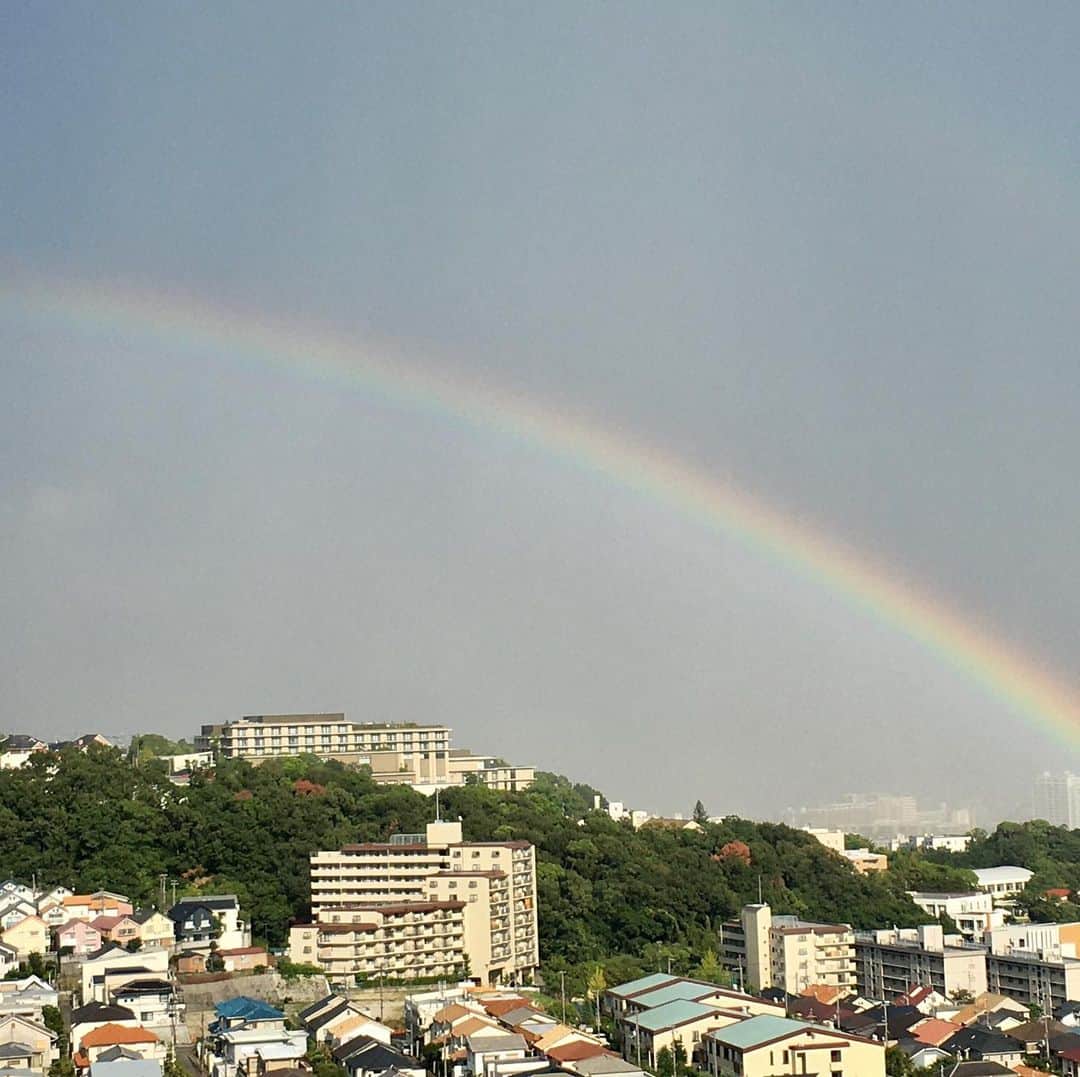 高羽そらのインスタグラム：「猛暑日の神戸に夕立ちの気配。暑くて発狂しそうやから、虹だけやなくて、雨も降らしてくれ〜😅 #神戸の夕立ち」