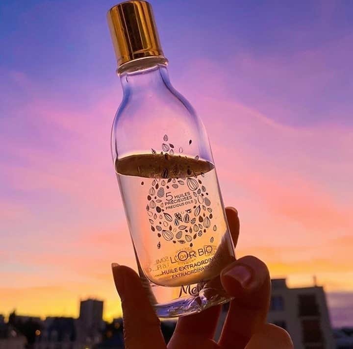 Melvita Officialのインスタグラム：「Un joli coucher de soleil après une belle journée d’été accompagnée des personnes que l’on aime (et de son huile OrBio, toujours…), les petits plaisirs simples de la vie ✨  Dites-nous quel a été votre produit chouchou de cet été ?  Merci à @arale.san pour cette belle photo et ce ciel magnifique 🌅  #Melvita #cosmétique #bio #naturelle #engagée #huile #orbio #huiledelete #huileextraordinaire #été #summer #vacances #sunset #couchédesoleil #rose positive #unique #difference」