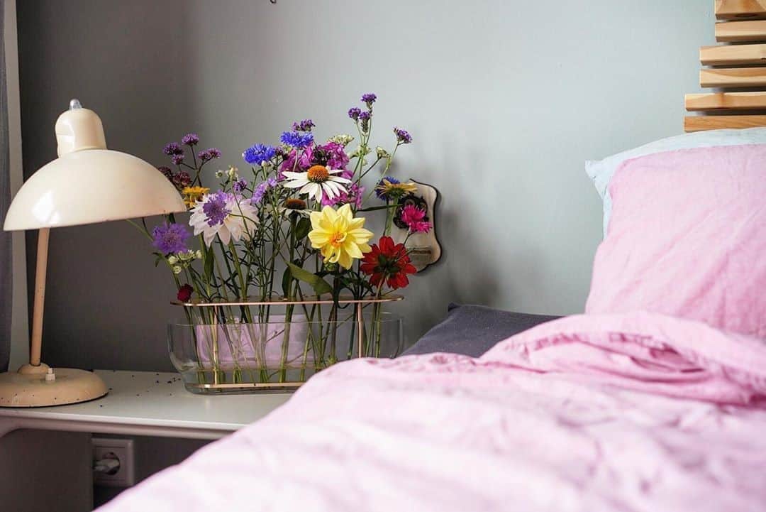 フリッツハンセンさんのインスタグラム写真 - (フリッツハンセンInstagram)「A bedside garden makes mornings brighter.  Captured by @nah_am_wasser  Explore more via link in bio   #fritzhansen #ikebana #vase # jaimehayon #accessoriesbyfritzhansen #livingroomdecor  #프리츠한센  #フリッツハンセン」8月30日 16時00分 - fritzhansen
