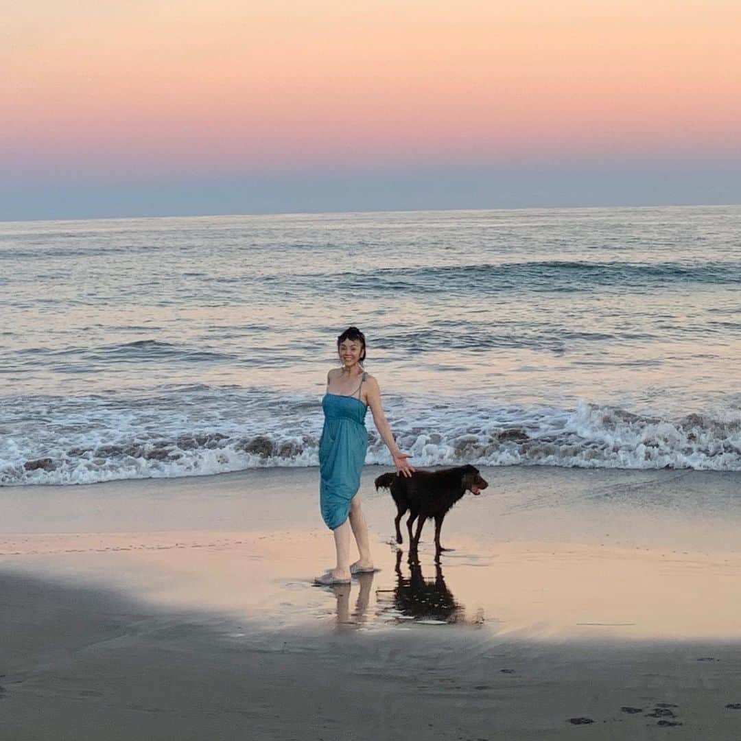 松田美由紀のインスタグラム：「千葉の海で、二日間身を清めた。  空がピンク色になって、海もピンク色になって、夢中で見てたから写真には撮れなかったけど、ぜんぶ、ぜんぶピンク色で。 うわぁーって、あまりに、美しさに 両手を広げて、愛をもらった。  帰りは感謝を込めて海岸を掃除して帰った。 自然さんに愛を頂く時は、必ずお返しに掃除する事に決めてる。 70リットルの袋いっぱい。 ゴミを拾いながら、ペットボトルのキャップを魚が食べなくて良かったな。って思う。 赤や青のプラスチックは美味しそうにみえたはず。 キレイになった海岸に、キチンと挨拶をして帰る。  私の神さま。ありがとうございました。愛を頂きました。 また、きます。  あー、夏。」