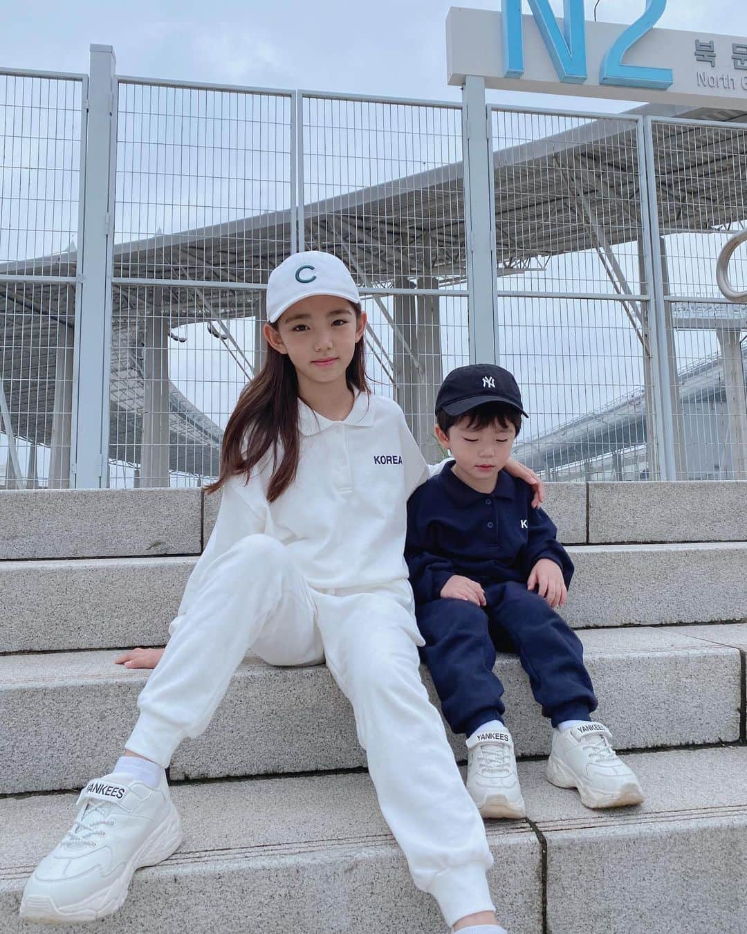 ウンチェのインスタグラム：「#광고 🖤🤍은채 , 승유네가 쏩니다!!🤍🖤  은채랑 승유가 입고 있는 요 #시밀러룩 ! 체험단 이벤트를 진행하려고 해요🎈  이 옷 입고 국가대표가 된 것 같고 , 예쁘고 편하다며 좋아하는 은채와 승유👧🏻👦🏻  여러분들도 함께 베리클로젯 (@berrycloset.official ) 의류를 입혀 보시면 좋을 것 같아서 진행하게 되었어요 !  많이 많이 참여해 주세요🤗  📌제품 : 국대 트레이닝 세트 (무료배송) 📌선정인원 : 15명 (1세트씩) 📌체험단 신청 기간 : 지금부터~9월 1일까지 ! 📌체험단 신청 방법 : 우리 아이들에게 예쁘게 입히시고 예쁘게 착장 후기 찍어서 보내주실 수 있는 분들 ! 본 게시글에 댓글로 신청해 주세요😉 ( 맨 뒷 장 사이즈표 보시고 아이의 아동복 사이즈와 원하는 색상 필수기재 바랍니다☝🏻)  [상품 설명]  국대 트레이닝 ,세트   - COLOR : 네이비, 아이보리  - 특징  :: 어떤 레이어드 아이템도 필요없는 트레이닝 세트  :: 왼쪽 소매 태극기 패치와 전/후면부에 위치한 KOREA 프린팅  :: 2단 쭈리, 30수, 면 100% 원단으로 제작  :: 허리 밴딩으로 편안한 착용감과 허리 줄로 더욱 스타일리쉬한 디테일 - - - - - #베리클로젯 #아동복 #남아옷 #여아옷 #육아소통 #젊줌마 #육아스타그램 #남매스타그램 #남매룩 #커플룩 #유잇 #키즈패션 #ootd #귀요미 #키즈모델 #주니어모델 #아역배우 #이은채 #LeeEunchae」