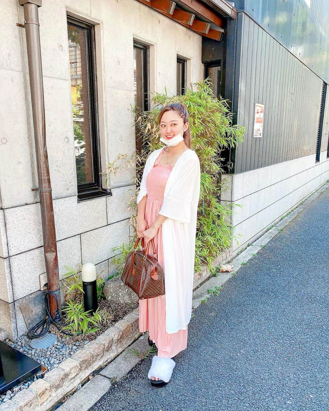 のインスタグラム：「♡♡♡♡♡. * 鰻重食べに行ってきたよぉ🌈❤️. 맛있었어요〜!!. all-in-one @miia_official . cardigan @moussyofficial . bag👜 @celine . #鰻重 #鰻 #foodstagram #ootd #foodphotography #foodpic #instafood #follow #me #좋아요 #팔로우 #오오티디 #옷스타그램 #셀카 #셀스타그램 #맛집 #점심 #점심시간 #푸드스타그램 #인스타푸드 #냠냠 #일본여행 #japan #グラビア #恵比寿マスカッツ #松本ゆん」