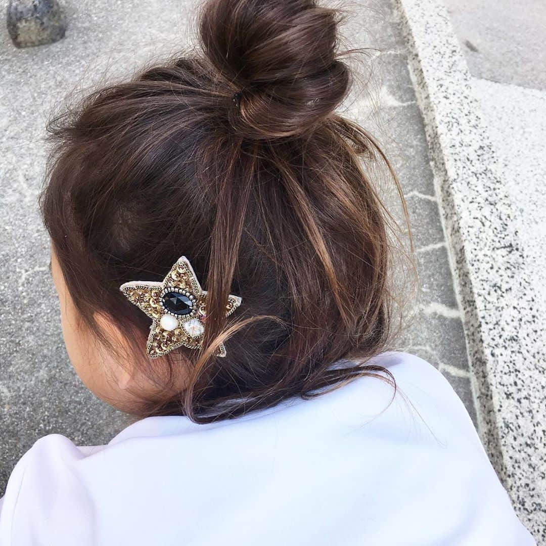 平野由実さんのインスタグラム写真 - (平野由実Instagram)「娘がしてたヘアアレンジのざっくり感が好き。 そして、なぜそこにヘアピン。。  #団子ヘア #お団子ヘア  #お団子アレンジ #アップヘア  #キッズヘア #ヘアアレンジ」8月30日 16時28分 - yumi_hiranoo