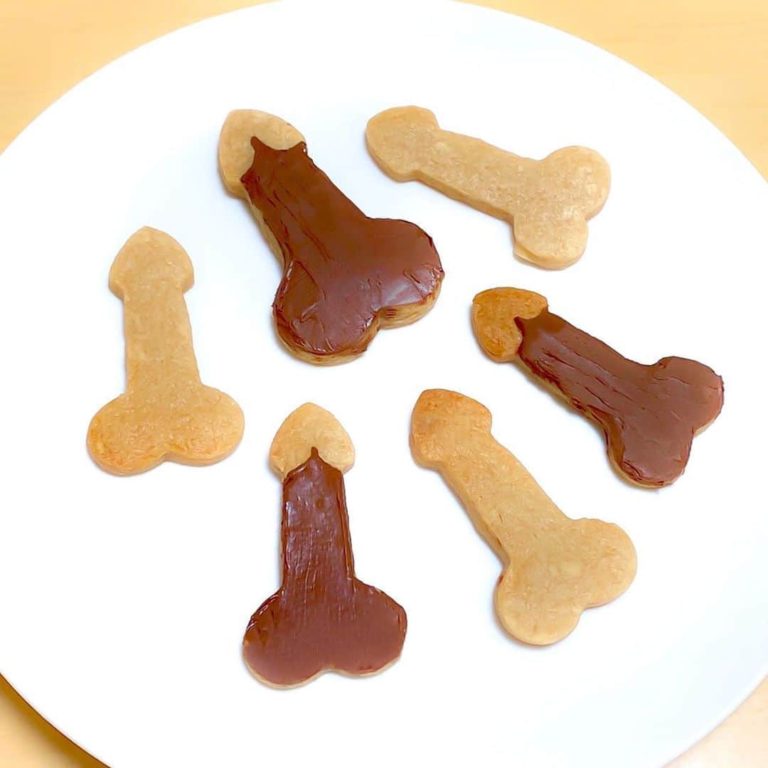 江崎びす子さんのインスタグラム写真 - (江崎びす子Instagram)「I made a penis cookie.  It is delicious with chocolate.  #cookies🍪 #🍆」8月30日 16時38分 - bisukoezaki