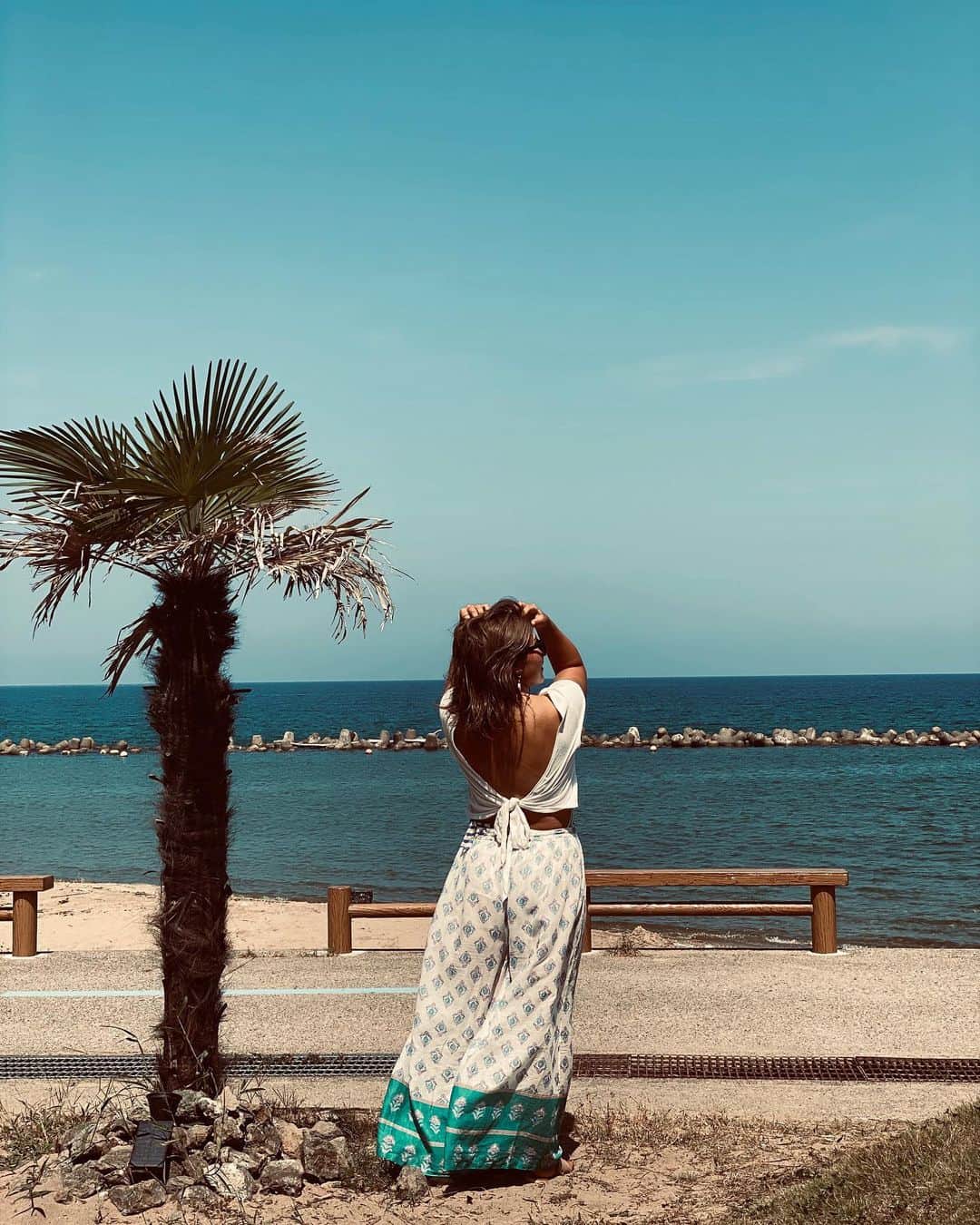 広野あさみのインスタグラム：「🏝 👗 @billabongwomensjp   Made in India 🇮🇳 インド綿涼しくて大好きです^_^🎐  オンラインストアでも発売中🐬🧜‍♀️💙 #bwjp」