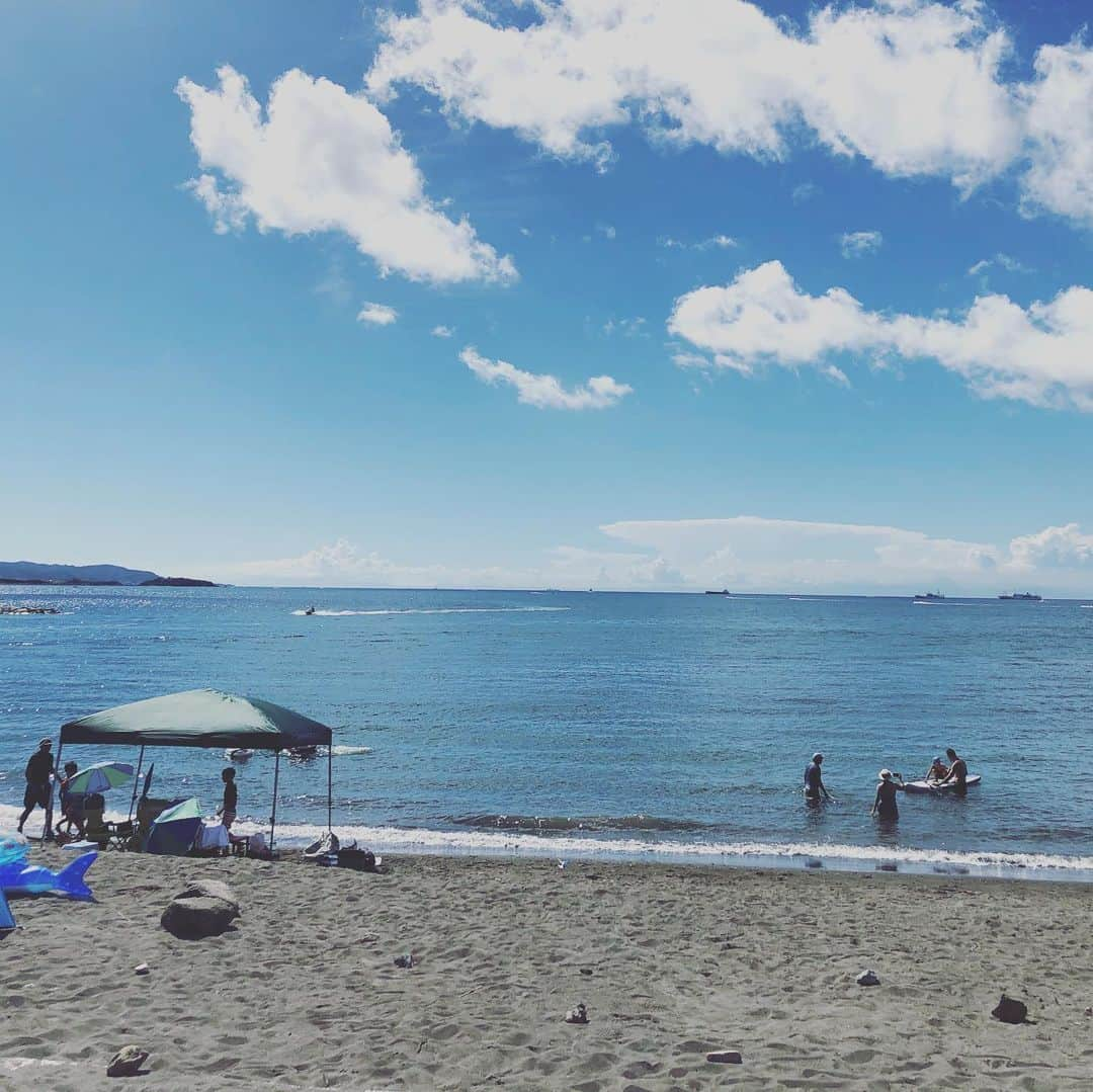 飯沼誠司さんのインスタグラム写真 - (飯沼誠司Instagram)「BEACH CLEAN. & OCEAN PATROL.  今日は、ビーチクリーンそしてボランティアでパトロール。 風で流れた浮具を取りに行った方が深みにハマり危なかったので浮具をキャッチして手渡し。 やはりライフガードはいるべきですね。一瞬の出来事でした。 ライフガードの格好もしてないのにファーストエイドの問い合わせがあったり、財布や携帯の落とし物を渡されたり… なんでライフガードってバレるんだ？黒いから？ なんとなくだろうけど… でもこれからも… そういう存在感をこれからも市からの委託期間だけではなく持ち続けたいよね。 #beachclean #patrol #volunteer #lifesaver #offduty」8月30日 16時39分 - seiji_iinuma