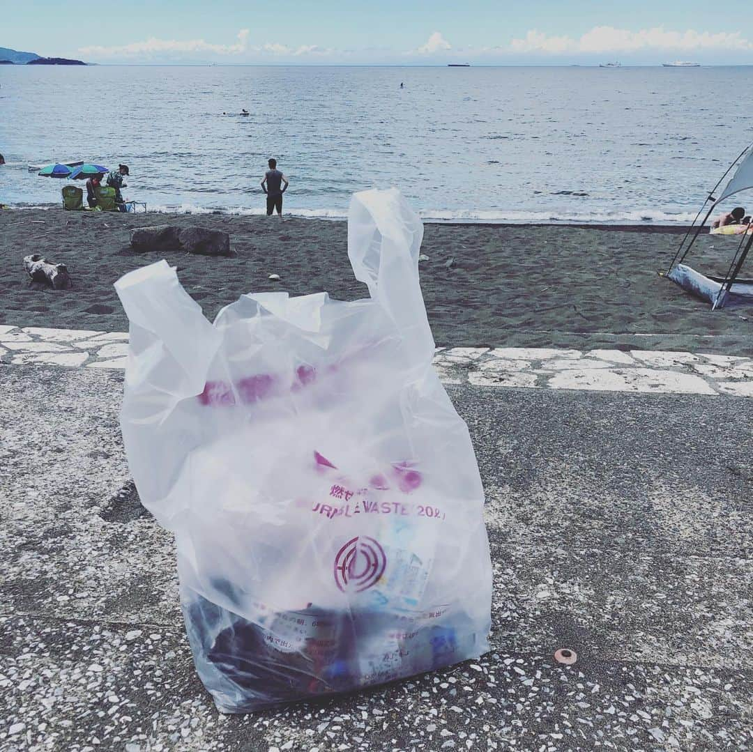 飯沼誠司さんのインスタグラム写真 - (飯沼誠司Instagram)「BEACH CLEAN. & OCEAN PATROL.  今日は、ビーチクリーンそしてボランティアでパトロール。 風で流れた浮具を取りに行った方が深みにハマり危なかったので浮具をキャッチして手渡し。 やはりライフガードはいるべきですね。一瞬の出来事でした。 ライフガードの格好もしてないのにファーストエイドの問い合わせがあったり、財布や携帯の落とし物を渡されたり… なんでライフガードってバレるんだ？黒いから？ なんとなくだろうけど… でもこれからも… そういう存在感をこれからも市からの委託期間だけではなく持ち続けたいよね。 #beachclean #patrol #volunteer #lifesaver #offduty」8月30日 16時39分 - seiji_iinuma