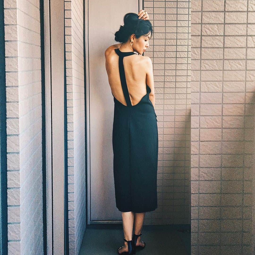 日下裕江さんのインスタグラム写真 - (日下裕江Instagram)「𝔹𝕒𝕔𝕜 𝕠𝕡𝕖𝕟 𝕠𝕟𝕖𝕡𝕚𝕖𝕔𝕖  #Zara のワンピ Back styleが可愛い♡  Sandalもストラップが 華奢でタイプ🤤  Onepiece,Sandal,Bag @zara   #ootd #outfit  #outfitoftheday  #backopenonepiece  #zaraコーデ  #ブラックコーデ」8月30日 16時39分 - hiroe___h