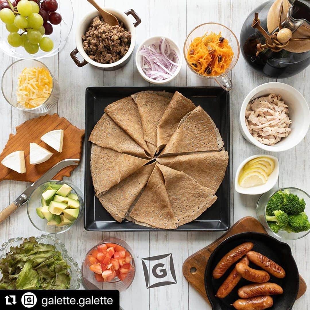 T.G.HEARTH TGハースのインスタグラム：「#Repost @galette.galette with @make_repost ・・・ #ガレットパーティー しませんか？﻿ ﻿ GALETTE GALETTEの生地と、﻿ お好きな具材をテーブルに並べて﻿ #ブランチ #ガレパ 楽しんじゃいましょう❣️﻿ ﻿ 始めにテーブルに具材を並べれば、﻿ あとはみんな席を立たず、﻿ おしゃべりしながら楽しむだけ❗️﻿ ﻿ 手巻き寿司みたいな感じでしょうか？💡﻿ ﻿ 見た目も華やかで #happy な時間間違いなし✨﻿ ﻿ ﻿ #ガレット#Galette#そば#そば粉#そば粉のガレット #グルテンフリー#glutenfree #ヘルシー#healthyfood #スーパーフード#superfood#恵比寿テイクアウト﻿ #おうちガレット#テイクアウト#ガレットロール#galetteroll#wraps #ラップガレット#ランチボックス#恵比寿ランチボックス#hearth#おうちカフェ#ハース恵比寿店#低gi#galettegalette」