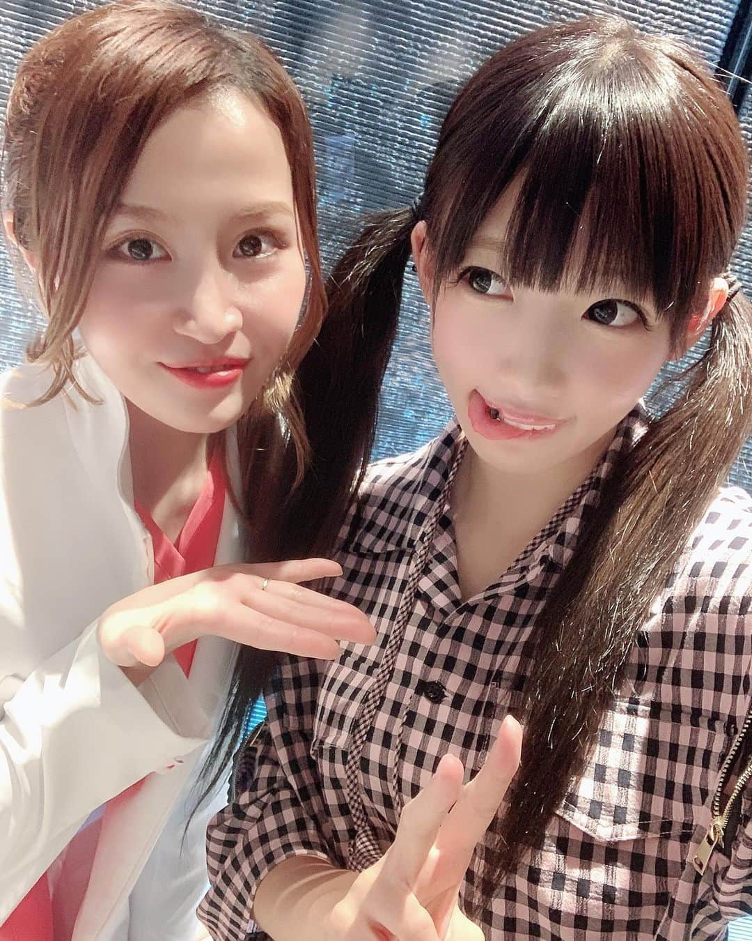 椎名ひかり（ひかりん）さんのインスタグラム写真 - (椎名ひかり（ひかりん）Instagram)「いつもお世話になっちいるまりえ先生とッ(๑>◡<๑)  毛穴治療の為ダーマペンを初めてやりました！！！夏の開ききった毛穴に喝を… 1回目だけど効果ある！つるつるになった  そして、ぴ様ずっとコンプレックスだったお鼻をついに！！ 高くしたりとかしてないよ 今のお鼻のまま小鼻を、小さくしてもらいました！アプリに少し近いお顔に…  #毛穴治療　#美肌ケア #美肌治療　 #ダーマペン4 #鼻翼縮小　#tac式ツヤ肌コラーゲンリフト #tac式鼻尖4dノーズ #鼻尖縮小 #鼻尖4Dノーズ　#taクリニック #まりえ先生 #tac」8月30日 16時45分 - pikarin_shiina