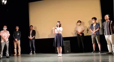 のインスタグラム：「先日の、映画『電車を止めるな！』試写会にて。  突然の登壇ということで完全に気を抜いていましたが…  初めて作品を観て、自分の言葉でご挨拶させていただけたので、ありがたかったです。  キャストのみんなと久々に会えて嬉しかったー！  #映画#電車を止めるな#試写会#キャスト#スタッフ#久々#会えて嬉しかった#銚子電鉄#銚電#鉄道#千葉#銚子#c級#ホラー#コメディ#よろしくお願いします#末永百合恵#movie#train#horror#comedy#choshi」
