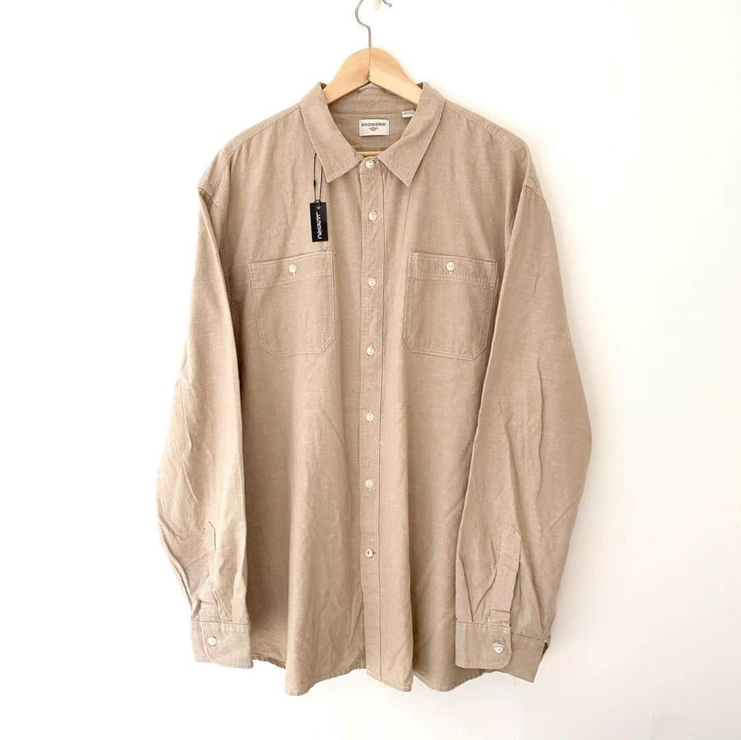 のインスタグラム：「DOCKERS ブラウンシャンブレーシャツ¥4500+tax  . 1986年リーバイ・ストラウス社によって設立されたブランドDOCKERS。 vintageなら黒シャンより出現率の低い茶シャン。 レギュラーならではのこの価格！雰囲気も良くオススメです。 .  WEB SHOPに入荷しております。 是非ご覧ください。 jammru.com  #お問い合わせはお電話で承ります #jammru #osaka  #fashion  #streetstyle  #streetfashion  #vtg  #vintage  #used  #usedclothing  #古着 #古着屋 #ファッション #70s #80s #90s#dockers  #ご来店の際はマスクの着用をお願い致します」