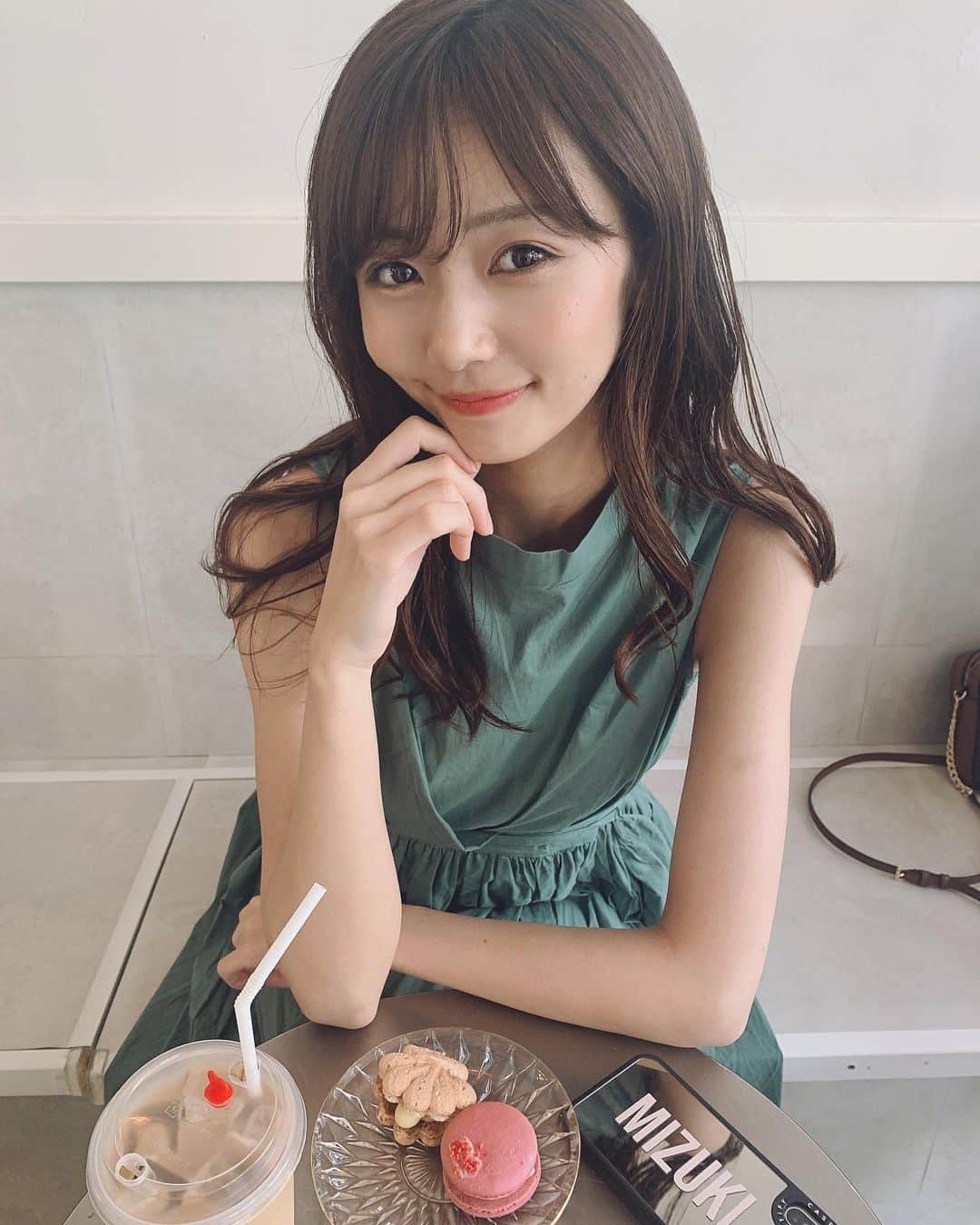 杉浦みずきのインスタグラム：「. マカロンは見た目の可愛さ関係なくめちゃくちゃ好き シンプルに味と食感が大好き💚 順位はタルトと争うなぁ🤔 ・ ・ #マカロン #カフェ #代官山カフェ #ワンピース」