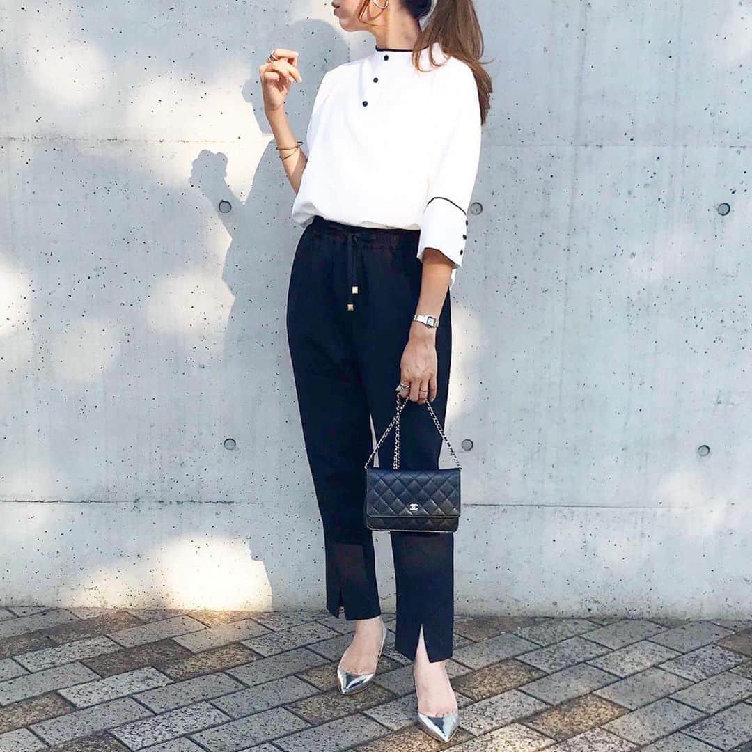 のインスタグラム：「* 🖤🤍🖤🤍 今日のコーデでした。 仕事の打ち合わせだったのできれいめに📝✨ * @stylebar_online の前スリットパンツ、細見えするのにウエストがドロストだからすっごく楽🥺💕 * 合わせたブラウスもボタンとパイピングのデザインがお気に入り😘 * * blouse & pants… @stylebar_online @stylebar_official bag… @chanelofficial pumps… @pippichic_official * * * #outfitoftoday #staystylish #stylebarstyle #monotonecode #chanelbag #chanelwallet #emmataylor #スタイルバー #パンツコーデ #ブラウスコーデ #白ブラウス #シャネル好き #シャネル財布 #シャネルバッグ #モノトーン #モノトーンコーデ #大人女子コーデ #きれいめコーデ #カジュアルコーディネート #大人カジュアルコーデ #ママコーディネート #きれいめカジュアル #30代ファッション #アラフォーファッション #アラフォーママコーデ #大人シンプルコーデ #お仕事コーデ #お仕事スタイル #秋コーデ」