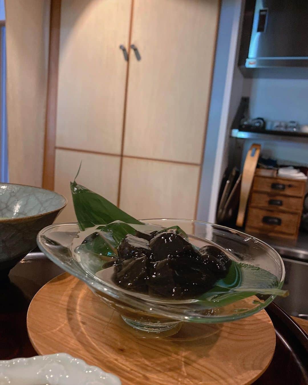 鬼辻麻衣さんのインスタグラム写真 - (鬼辻麻衣Instagram)「🍑のかき氷。 は、もちろんめちゃくちゃ美味しかったんだけど、 わらび餅が衝撃的に美味しかった！ 注文してから練ってくれる、本格わらび餅。 ベストわらび餅。👏👏 ・ また食べに行きたいね🥺 #但　#予約必須　#新神戸」8月30日 17時07分 - kitsumai