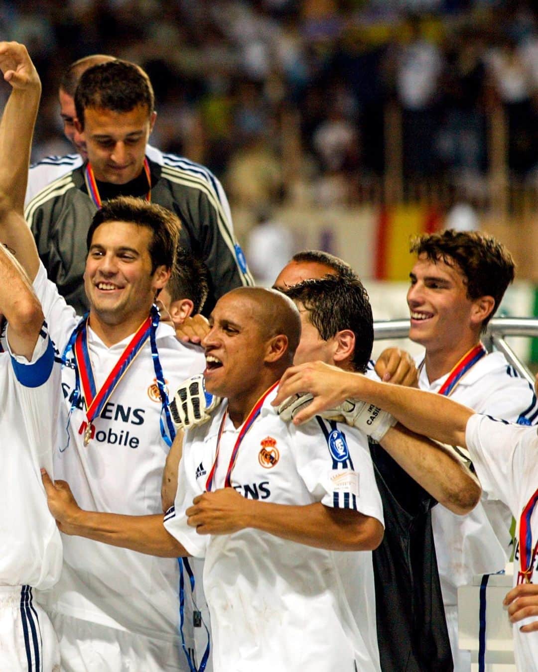 レアル・マドリードさんのインスタグラム写真 - (レアル・マドリードInstagram)「🙌 18 years ago today, we lifted our first UEFA Super Cup! ✨ Tal día como hoy, en 2002, alzamos nuestra primera Supercopa de Europa! ⏳ #RMHistory  #RealFootball」8月30日 17時09分 - realmadrid