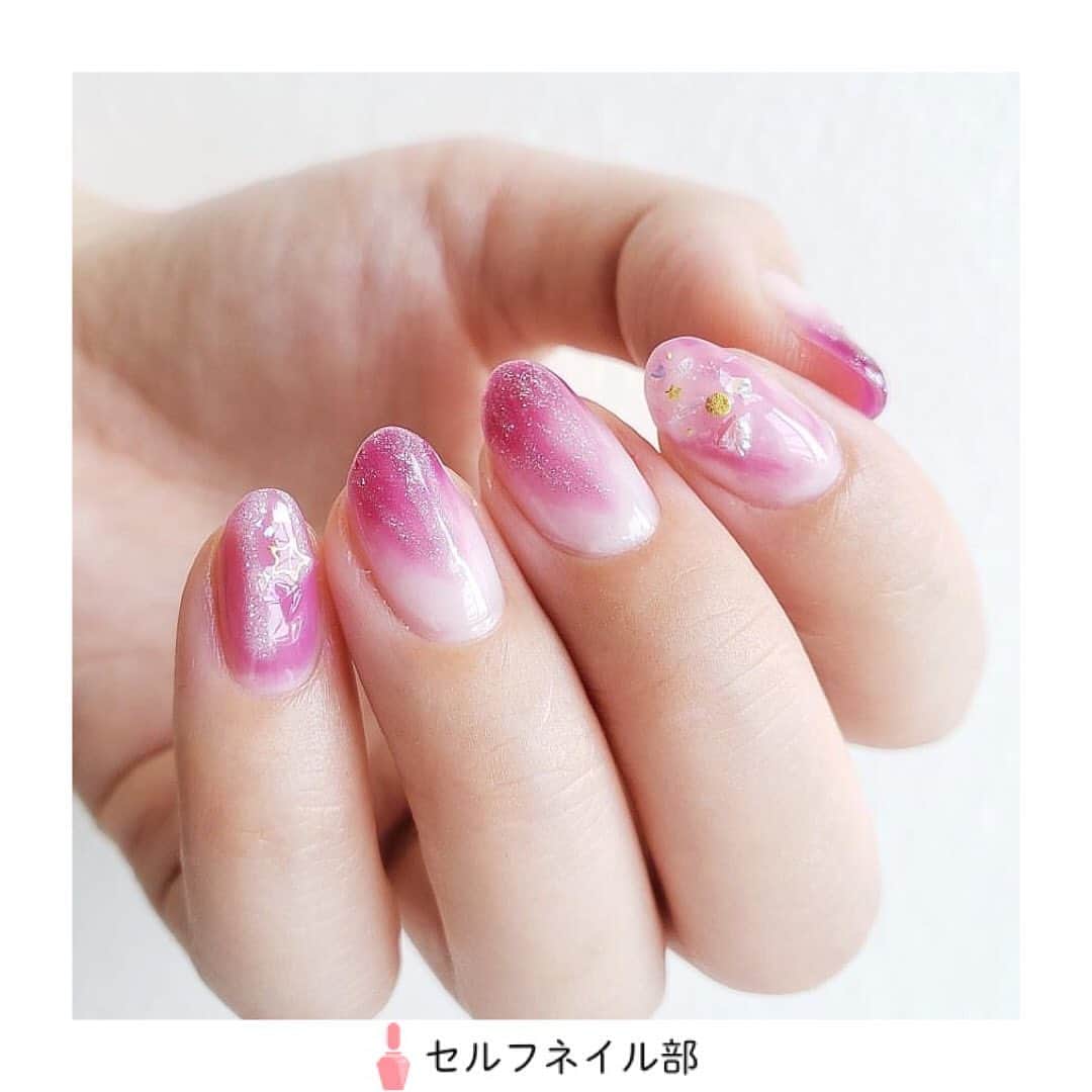 セルフネイル部 公式アカウントのインスタグラム：「(@ayanyabe_nail)さんの、 「じゅわっとぶどうソーダネイル🍇｣を紹介します💅 . ～やり方～ ベースコートorベースジェルを塗る ▸◂親指·中指·薬指▸◂ クリアホワイトを2度塗り後、 クリアパープルを重ね塗りしてグラデにしラメを塗る ▸◂人差し指▸◂ クリアパープルを3箇所くらいに置き隙間をクリアホワイトで混ぜながら境目をぼかす ▸◂小指▸◂ クリアパープルを2度塗りし、ラメジェルを縦にうねうね ▸◂ お好みでシールやホロをのせて、 全ての爪にトップコートを塗ったら完成です😊 . ～使用したもの～ ▸ウィークリージェル NE25 Fresh Grape ▸GelMe1 No64 Pure White ▸NAILTOWN グロッシートップジェル ▸LUCIA SK408(クリアラメジェル) ▸100均のパープルホロ ▸おまけでいただいた星のシール . ～ポイント～ あとからラメを重ねるので綺麗にグラデにならなくても問題なし！ グラデのあと全体にクリアホワイトを薄く塗ると淡い仕上がりに💓 . 《セルフネイル部プロデューサー高橋からのコメント💅》 すてきなじゅわっとしたニュアンスネイル💐きらきら度もちょうどよく可愛いです✨」