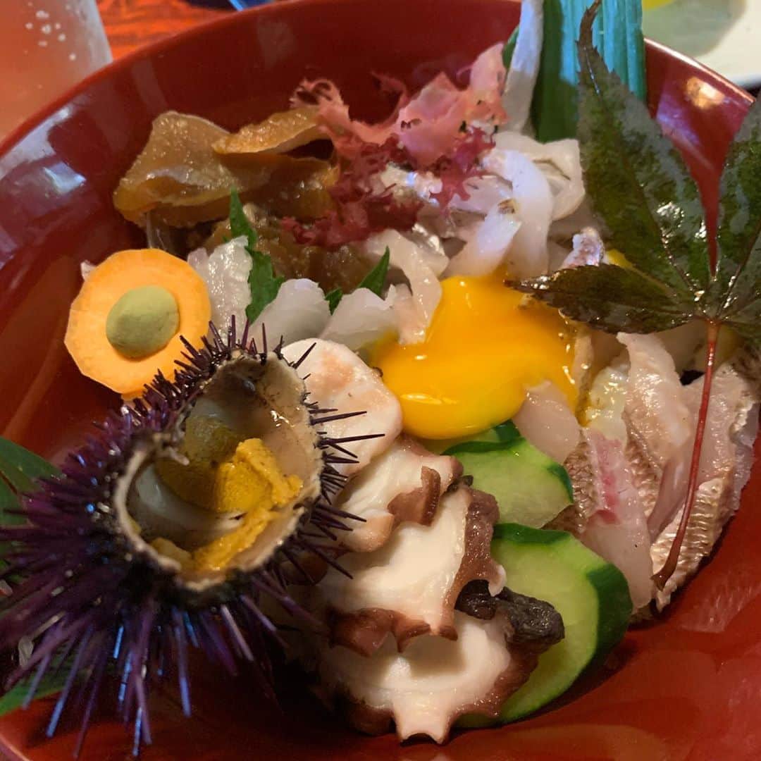 セロさんのインスタグラム写真 - (セロInstagram)「Went to the Yushima (Yu Island) for a very tasty meal. Yushima cannot be accessed by plane or by vehicle. Only by boat. This special place is known as the island of cats because there everywhere (and I’m allergic) but the seafood are daily catches. One family serves this array of fresh fish and only here can you get the rare (and alive) Aka Uni (red uni). Sooooooooo delicious!!!! But have to be careful while scooping them out of its shell... super sharp. No cars exist in this small island. Very beautiful.」8月30日 17時18分 - cyrilmagic