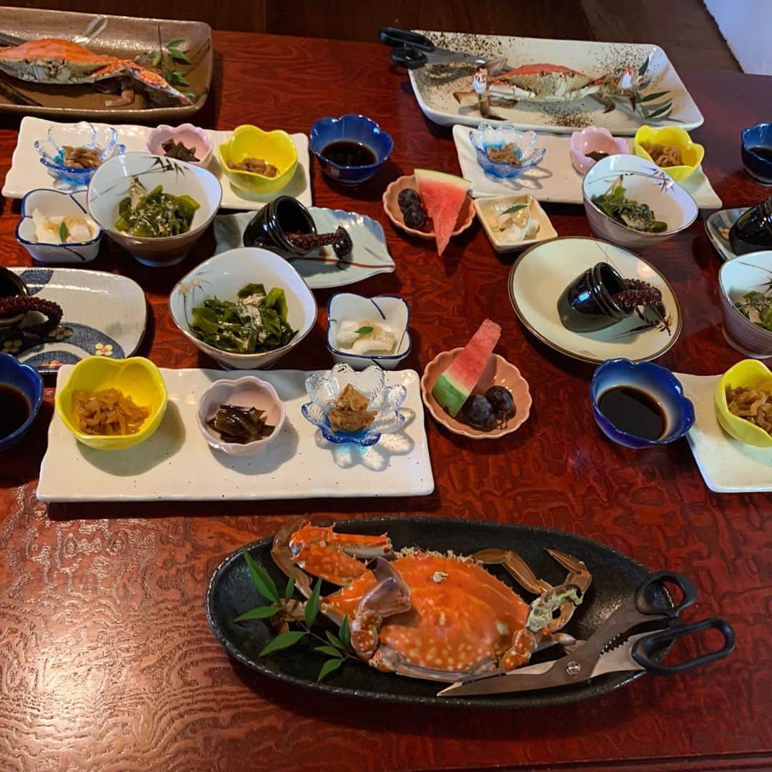 セロさんのインスタグラム写真 - (セロInstagram)「Went to the Yushima (Yu Island) for a very tasty meal. Yushima cannot be accessed by plane or by vehicle. Only by boat. This special place is known as the island of cats because there everywhere (and I’m allergic) but the seafood are daily catches. One family serves this array of fresh fish and only here can you get the rare (and alive) Aka Uni (red uni). Sooooooooo delicious!!!! But have to be careful while scooping them out of its shell... super sharp. No cars exist in this small island. Very beautiful.」8月30日 17時18分 - cyrilmagic