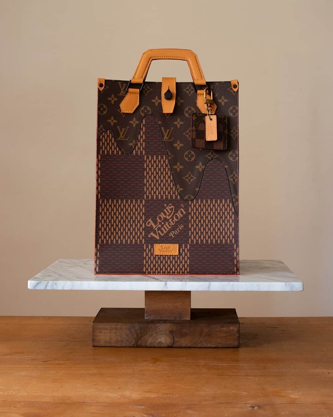 ルイ・ヴィトンさんのインスタグラム写真 - (ルイ・ヴィトンInstagram)「#LVxNIGO The second drop of @VirgilAbloh’s collaboration with @NIGO has arrived with new limited-edition pieces of ready-to-wear, leather goods, and accessories. See more from #LouisVuitton’s LV² Collection via link in bio.」8月30日 17時30分 - louisvuitton