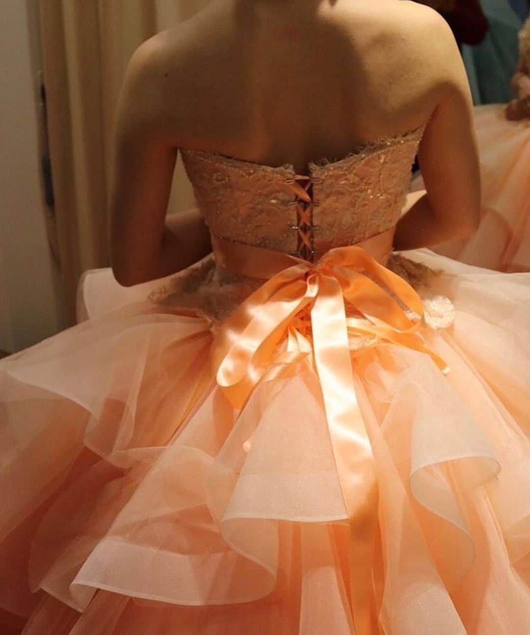 マリエカリヨン名古屋さんのインスタグラム写真 - (マリエカリヨン名古屋Instagram)「@marieecarillon . こちらのお写真は、 @mknm.wedding さまを リグラムさせていただきました✨” 素敵なお写真をありがとうございます！ . サーモンピンクのグラデーションドレスは 会場をパッと明るくしてくれますね😊 たくさん迷って決めたドレスは 花嫁さまの"運命の１着"に👗✨ . 現在、お衣装合わせは組数限定で フィッティングルームをご案内しております。 詳細はお問い合わせ、または公式HPより ご確認くださいますようお願い致します。 . ------------------ . ▼ブライダルフェアは インスタのTOPからご予約が出来ます⚐ ＞＞＞ @marieecarillon . マリエカリヨン名古屋では、 お客様の安心安全を考慮して、 業界のガイドラインに沿って、 感染症対策を行ったうえで、 営業を行っております。 オンラインでのご相談も受け付けておりますので、 お気軽にお問合せください。 . ------------------ . @marieecarillonをフォローして #マリエカリヨン #マリエカリヨン名古屋 のハッシュタグをつけて お写真を投稿してみてくださいね✳︎ . こちらの公式IG（@marieecarillon） で取り上げさせていただきます♡ . #マリエカリヨン  #マリエカリヨン名古屋  #dress #nagoya #wedding  #weddingdress #weddingparty  #ウェディングドレス  #カラードレス  #結婚式レポ  #チャペル #プレ花嫁  #卒花嫁 #披露宴 #結婚式準備  #日本中のプレ花嫁さんと繋がりたい  #結婚式 #結婚式場  #東海プレ花嫁 #名古屋花嫁  #プレ花嫁準備  #ドレス #衣装合わせ」8月30日 17時30分 - marieecarillon