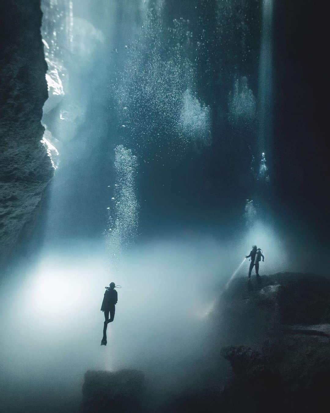 BEAUTIFUL DESTINATIONSさんのインスタグラム写真 - (BEAUTIFUL DESTINATIONSInstagram)「"90ft deep into Cenote El Pit, we reached a glowing hydrosulfide cloud, caused by noon day sun beaming to the bottom of the cave." - @everchanginghorizon  Being underwater is a different kind of universe. In this magical space, you don't have to be an astronaut to explore. Would you dive in?  📸 @everchanginghorizon 📍Quintana Roo, Mexico」8月30日 17時23分 - beautifuldestinations