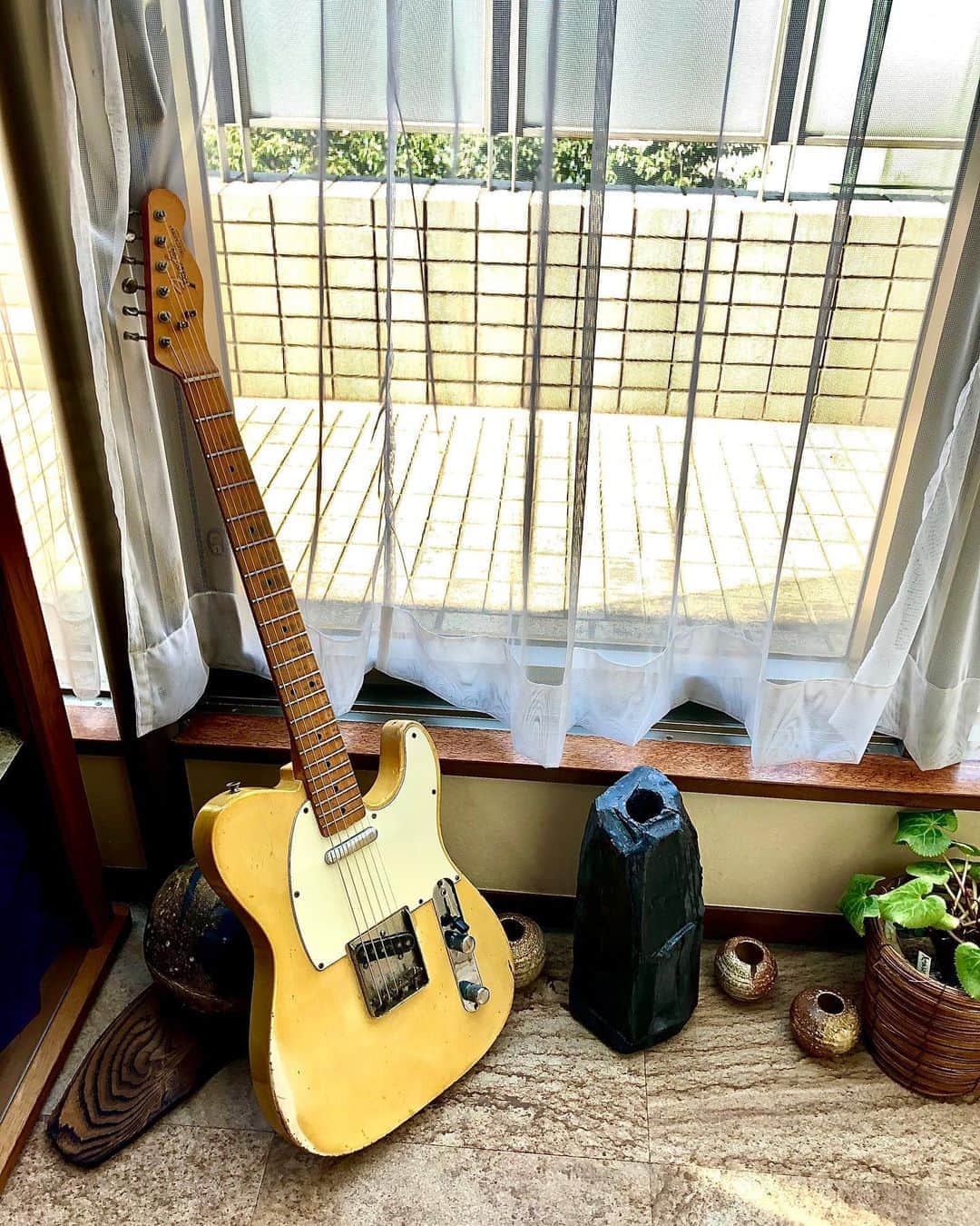 のインスタグラム：「☆☆☆☆☆☆☆  Fender Telecaster ‘68  ネックは貼りメイプル  なぜかフレットは gibson用を使用して打ち直し  Rockn’ Roll には欠かせない  ☆☆☆☆☆☆☆  #世良公則 #masanorisera #seramasanori #japanesemusician #japaneseartist #fender #guitar #fendertelecaster #vintageguitar #フェンダー #エレキギター」