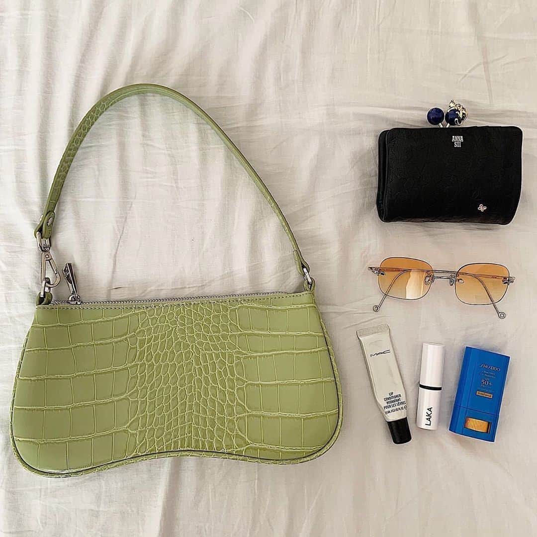 のインスタグラム：「What's in my bag？👜﻿ ﻿ みんなはこの夏どんなものを持ち歩いてる？🌞UV対策に欠かせないサングラスから、お直しコスメまで💄おしゃれガールのカバンの中身を参考にしてみて👀﻿ ﻿ 📸① @amr_9627 ﻿ ② @ella___uh_ ﻿ ﻿ ﻿ 🦄 @ellegirl_jp ではみんなの素敵な投稿をご紹介♡「秋先取りコスメ」「バッグの中身」「ヘアアレンジ」の写真を募集中🤳﻿ 【 #ellegirluni 】のタグを付けて投稿してね📲﻿ ﻿ #ellegirl #ellegirlfashion #鞄の中身 #カバンの中身 #かばんの中身 #バッグの中身 #bagの中身 #愛用バッグ #whatsinmybag #jwpei #gentlemonster #gentlemonstersunglasses #ジェントルモンスター #サングラス #サングラス好き #アナスイ #アナスイ財布 #annasui #maccosmetics #maccosmeticsjapan #laka #ラカ #マックコスメ #資生堂 #shiseido #shiseidomakeup #amateras #amaterasjapan #クリアバッグ」
