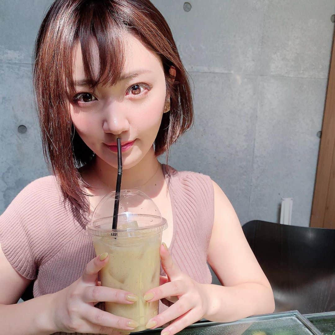 東美希さんのインスタグラム写真 - (東美希Instagram)「ニコライバーグマンカフェ❤︎ 大好きなお花に囲まれてお茶できるの嬉しいね😆💐 #newnail は流行りの#サンドネイル  #蝶々ネイル ♡ トップスは#frayid 👗 . . #ニコライバーグマンカフェ #表参道カフェ #表参道ランチ #グラドル自画撮り部 #グラドル #東京カフェ #カフェ巡り」8月30日 17時27分 - amisar11