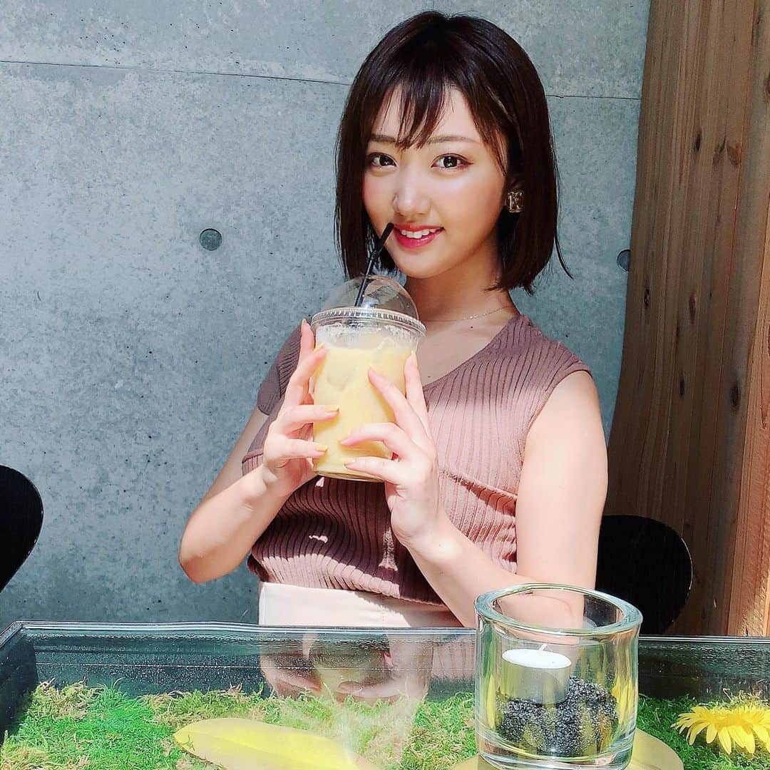 東美希さんのインスタグラム写真 - (東美希Instagram)「ニコライバーグマンカフェ❤︎ 大好きなお花に囲まれてお茶できるの嬉しいね😆💐 #newnail は流行りの#サンドネイル  #蝶々ネイル ♡ トップスは#frayid 👗 . . #ニコライバーグマンカフェ #表参道カフェ #表参道ランチ #グラドル自画撮り部 #グラドル #東京カフェ #カフェ巡り」8月30日 17時27分 - amisar11