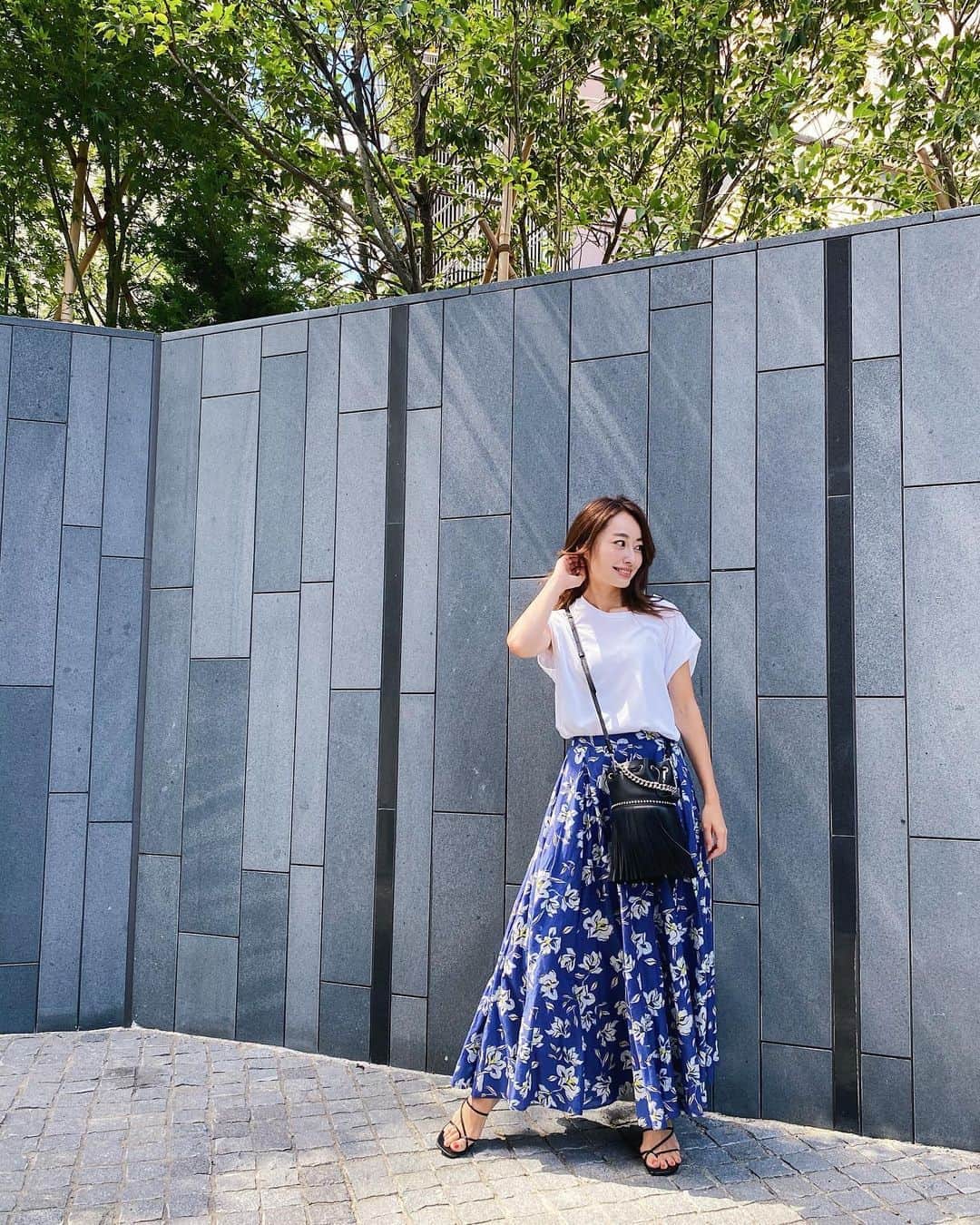 小祝麻里亜のインスタグラム：「まだまだ猛暑で夏の気温だけど、暦上では秋🌻🌾  だから夏らしい　@mariha_official のスカートに、ブラックの小物でちょっと落ち着かせました☺️☺️  ZARAのサンダル履きやすすぎて、もうクタクタになるぐらいはいてます👣  ． ． ．＿＿＿＿＿＿＿＿ #outfit #coordinate #look #instafashion #셀스타그램 #얼스타그램 #코디 #스타일링 #데일리 #데일리룩 #오오티디」