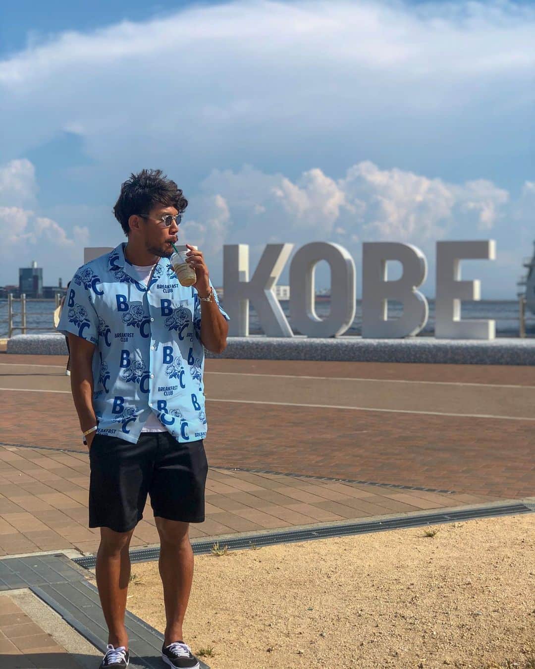 山中亮平のインスタグラム：「BE KOBE 「神戸の魅力は人である」 . . . #bekobe #kobe #merikenpark  #神戸の魅力は人である  #breakfastclubtokyo  #wackomaria  @5eiyatagram ありがとう😁」
