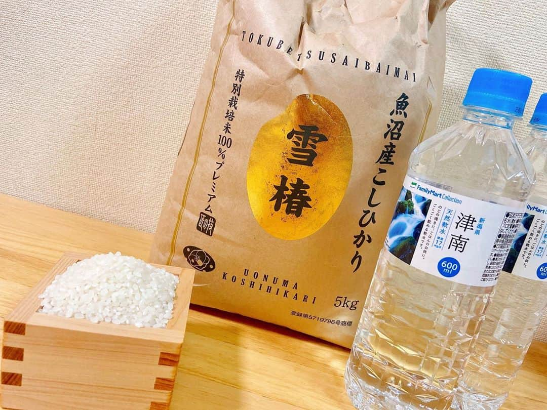 住吉史衣さんのインスタグラム写真 - (住吉史衣Instagram)「. . 美味しいお米をいただきました☺️🌾 『新潟県産　雪椿』7割がお店で提供されてるらしく、新潟に住む友だちも初めて見た！というくらいプレミアム🏅 . お米は詳しくないけど、ふわふわで一粒一粒が立っていていて、噛めば噛むほど甘みが広がって、和食はもちろんパエリア🥘やリゾットにも合いました‼︎ . 同じ土地のお水で炊くのが良いと教えてもらったので、ファミマで売ってる津南のお水で炊きました🍚✨ . . #ふみえごはん  #美味しいは幸せ  #おうちごはん #お米 #土鍋 #土鍋ご飯  #新潟 #津南 #魚沼産コシヒカリ #雪椿 #ミシュラン  #料理上手になりたい #料理好き #料理好きな人と繋がりたい #料理女子 #自炊女子 #グルメ女子 #料理 #栄養 #デリスタグラマー #美味しかった #満腹 #満足 #和食 #和食ごはん #日食 #일식 #japanesefood #잘먹겠습니다 #맛있는 . .」8月30日 17時31分 - fumie_0426