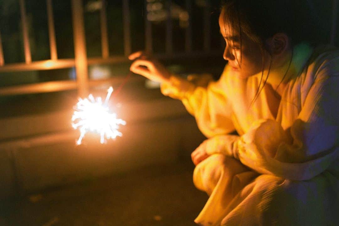 山内優花のインスタグラム：「.﻿ 今年の花火はこれだけ。﻿ ﻿ 何年か前﻿ 一緒に花火した﻿ あの子の顔が﻿ 楽しかったのに﻿ どうしても思い出せない。﻿ ﻿ 元気にしているかな﻿ ﻿ 夏﻿ ﻿」