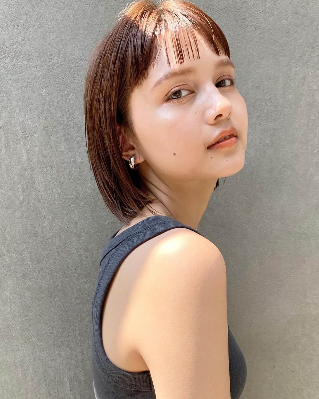 のインスタグラム：「_ 大人ストレートボブ✂︎ . 2回目以降のお客様にもご来店しやすいように 【2回目以降もご利用可能な割引クーポン】 をご用意させて頂いております^ ^✨ . HOTPEPPERのページにて ご確認下さいませ✨ . 毎日のお仕事や家事、子育てで忙しい女性にも 楽にお洒落を楽しんでもらえるような ヘアスタイルを提案させて頂きます🕊🍃 . 同じ女性だからこそ、 皆さんのライフスタイルを理解し、 長い間寄り添っていける関係を 造っていけたらと思ってます☺︎ . ご予約はTOP又はDMより！ もちろん、DMからのご相談もお待ちしております！ . 【衛生ガイドライン】 ・出勤スタッフの削減 ・出勤前の体温チェック、 　こまめな手洗い消毒とうがい ・スタッフ全員のマスク着用 ・窓の開放による換気と、 　高性能空気清浄機の設置 ・セット面の間隔、 　お客様同士の間隔を広く ・お客様毎の席の消毒 （滞在時間はお客様専用の席とします) . 【以下に該当するお客様のご来店をお控え下さい】 ・感染者、及び感染の疑いがある方 ・体温が37.5度以上ある方 ・だるさ（倦怠感）や息苦しさ（呼吸困難）がある方 ・咳が頻繁に出る方 ・感染濃厚接触者と思われる方 ・１４日以内海外渡航歴がある方  １日も早く平凡な日々が訪れるますように。 皆様のご健康を心よりお祈り申し上げます。  場所： KILLA(旧RODGE)  東京都渋谷区神宮前6-18-14 JS神宮前プロパティ４F TEL：03-6712-6360  #ボブ#ミニボブ#ショートボブ#透明感カラー#外国人風カラー#アディクシーカラー#イルミナカラー#グレージュ#ハイライト#ミルクティーベージュ#ショートヘア#マッシュショート#バッサリカット#ハンサムショート#丸みショート#イメチェン#髪質改善#オレンジカラー#オレンジブラウン#小顔カット#夏ヘアー#ココアブラウン#ブランジュ#シアーベージュ#ginza#giselle#fudge#cluel#ar」