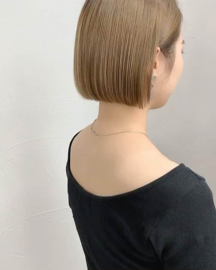 のインスタグラム：「_ ハイトーンbob✂︎ ブリーチして明るめのカラーに 短めのヘアーで垢抜けたヘアスタイルも おすすめです🥰✨ . 2回目以降のお客様にもご来店しやすいように 【2回目以降もご利用可能な割引クーポン】 をご用意させて頂いております^ ^✨ . HOTPEPPERのページにて ご確認下さいませ✨ . 毎日のお仕事や家事、子育てで忙しい女性にも 楽にお洒落を楽しんでもらえるような ヘアスタイルを提案させて頂きます🕊🍃 . 同じ女性だからこそ、 皆さんのライフスタイルを理解し、 長い間寄り添っていける関係を 造っていけたらと思ってます☺︎ . ご予約はTOP又はDMより！ もちろん、DMからのご相談もお待ちしております！ . 【衛生ガイドライン】 ・出勤スタッフの削減 ・出勤前の体温チェック、 　こまめな手洗い消毒とうがい ・スタッフ全員のマスク着用 ・窓の開放による換気と、 　高性能空気清浄機の設置 ・セット面の間隔、 　お客様同士の間隔を広く ・お客様毎の席の消毒 （滞在時間はお客様専用の席とします) . 【以下に該当するお客様のご来店をお控え下さい】 ・感染者、及び感染の疑いがある方 ・体温が37.5度以上ある方 ・だるさ（倦怠感）や息苦しさ（呼吸困難）がある方 ・咳が頻繁に出る方 ・感染濃厚接触者と思われる方 ・１４日以内海外渡航歴がある方  １日も早く平凡な日々が訪れるますように。 皆様のご健康を心よりお祈り申し上げます。  場所： KILLA(旧RODGE)  東京都渋谷区神宮前6-18-14 JS神宮前プロパティ４F TEL：03-6712-6360  - [ ] #ボブ#ミニボブ#ショートボブ#透明感カラー#外国人風カラー#アディクシーカラー#イルミナカラー#グレージュ#ハイライト#ミルクティーベージュ#ショートヘア#マッシュショート#バッサリカット#ハンサムショート#丸みショート#イメチェン#髪質改善#オレンジカラー#オレンジブラウン#小顔カット#夏ヘアー#ココアブラウン#ブランジュ#シアーベージュ#ginza#giselle#fudge#cluel#ar」