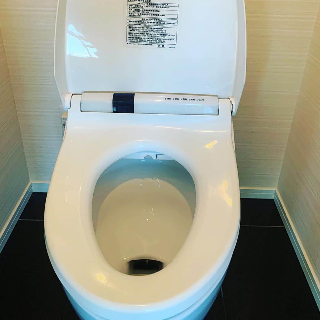 入江慎也さんのインスタグラム写真 - (入江慎也Instagram)「トイレ清掃  トイレは基本的には酸性の洗剤が落ちるとバイト先の先輩に教わりました。  トイレの蓋の裏側や、ノズルが汚れが溜まりやすいです  #トイレ清掃 #空室清掃 #株式会社ピカピカ」8月30日 17時35分 - oreirie0408