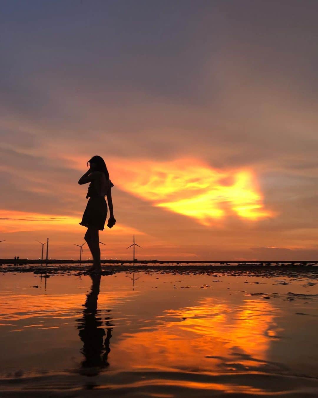 チェン・ユアンさんのインスタグラム写真 - (チェン・ユアンInstagram)「真的太美了太美了 夕陽在每個不同角度都能照映出不同顏色的天空 完全沒有修圖、濾鏡 眼前看到的 就是這麼夢幻🧡」8月30日 17時47分 - katie_chennn