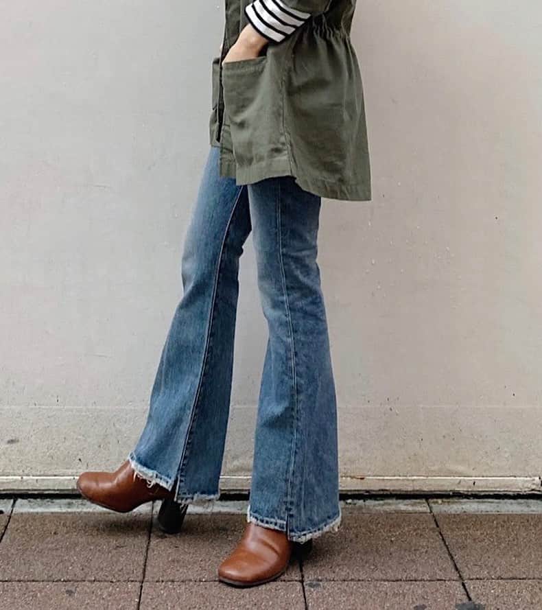 Ungrid staff snapさんのインスタグラム写真 - (Ungrid staff snapInstagram)「. ''梅田エスト店 CHISA (@chisa_nagatani_) 159cm'' . 只今全国の店舗&WEBにて8/31(月)まで デニムフェア開催中👖 対象デニムアイテムは¥2,000(tax in)OFF✔️ . 大人気デニムが再入荷✨ 一本持っているだけで普段のコーデが トレンドスタイリングに👏🏼 . #ヴィンテージスリットフレアデニム ブルー/24インチ ¥17,600(tax in) → ¥15,600(tax in)❕ . #サイドスリットボーダーロングスリーブTee ネイビー ¥5,390(tax in) . #ウエストギャザーミリタリーブルゾン カーキ ¥13,200(tax in) . 下記 アカウントTOPページリンクより 各サイトをご覧下さい🔗 . RUNWAY channel▶︎ @ungrid_official  ZOZOTOWN▶︎ @ungrid_staffsnap  . アイテム詳細はタグをチェック🏷 . #ungrid #ungrid_staffsnap #casual #code #styling #staff #fall #new #ungriddenim #カジュアル #スタッフ #コーデ #スタイリング #秋 #秋コーデ #スリットデニム #フレアデニム #ヴィンテージ #ボーダー #ミリタリー #ギャザーデザイン」8月30日 17時48分 - ungrid_staffsnap